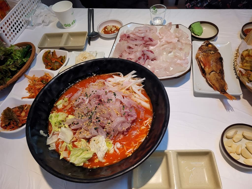 신선한 모듬회, 매콤한 물회, 생선구이, 다양한 한식 반찬 한상