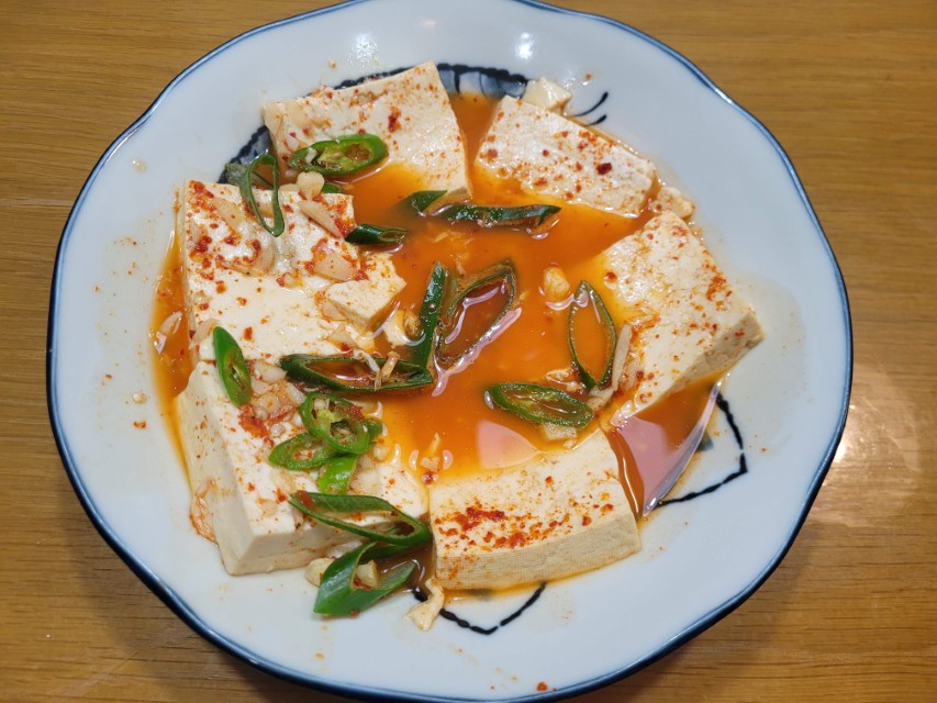 매콤한 두부조림, 주황색 양념, 풋고추, 다진 마늘, 고춧가루 토핑