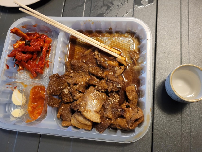 플라스틱 용기 양념 고기, 매콤한 반찬, 쌈장, 마늘, 술잔