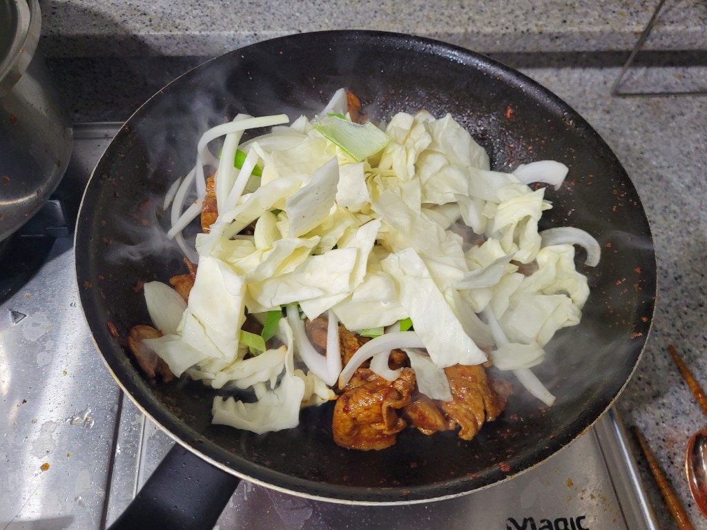 프라이팬에 고기, 양배추, 양파 볶는 중, 김 나는 요리