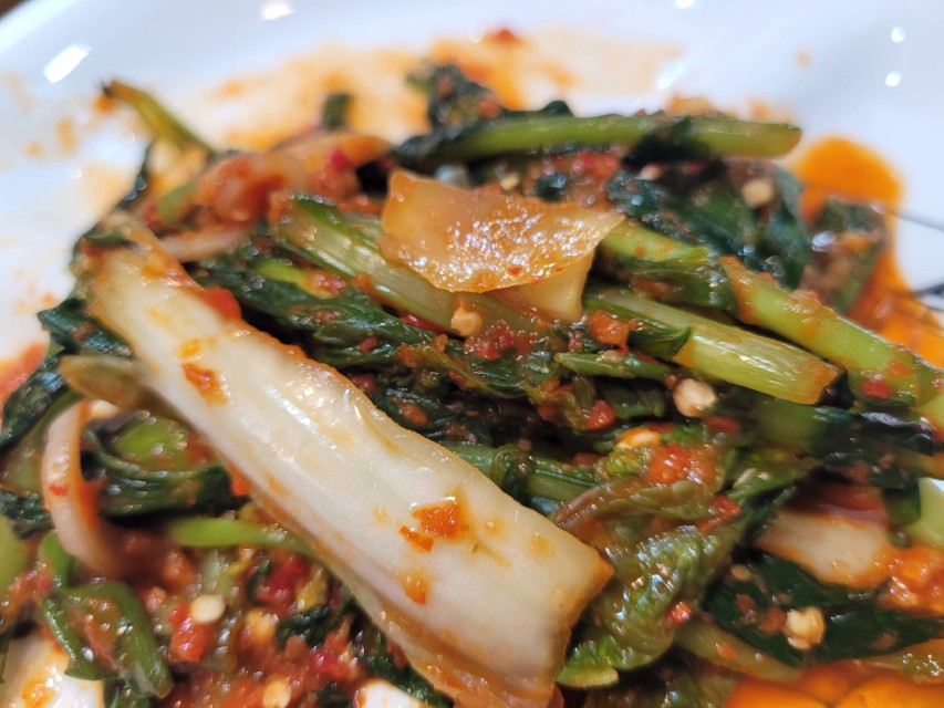 신선한 총각무, 매콤한 빨간 양념으로 맛있게 버무린 김치