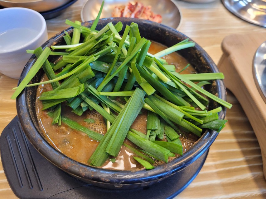 따뜻한 전통 순대국밥, 뚝배기 가득 신선한 부추 듬뿍