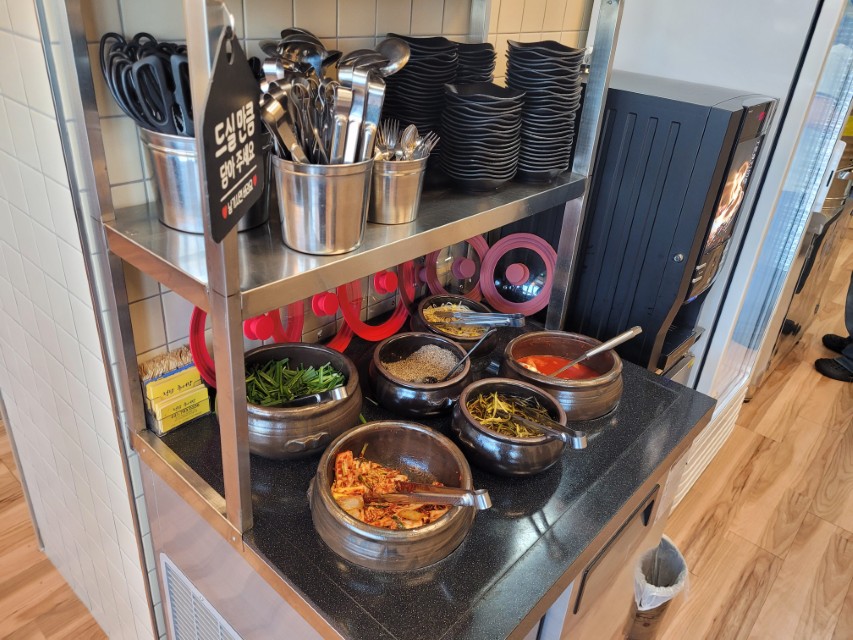 식당 반찬 뷔페, 김치 파채 나물 옹기 그릇 진열