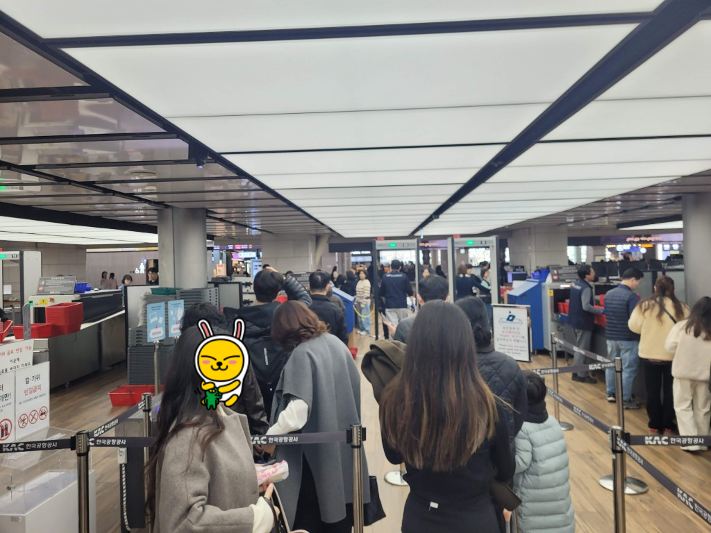 공항 보안 검색 진행, 긴 대기열, 수하물 X선 검사, 금속 탐지기