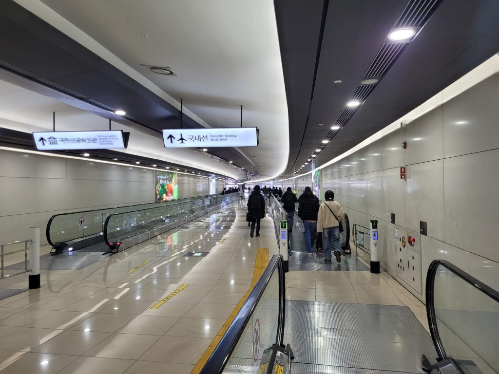 밝은 공항 터미널 통로, 국내선 표지판, 무빙워크와 이동객