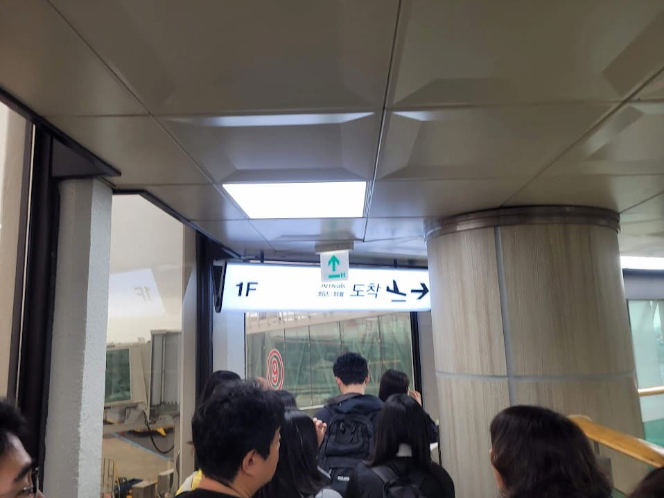 공항 터미널 1층 도착 안내판, 승객 이동 방향