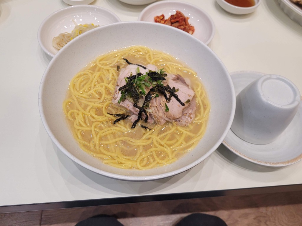 뽀얀 국물 라멘, 두툼한 차슈, 김, 파 고명. 정갈한 한상차림.
