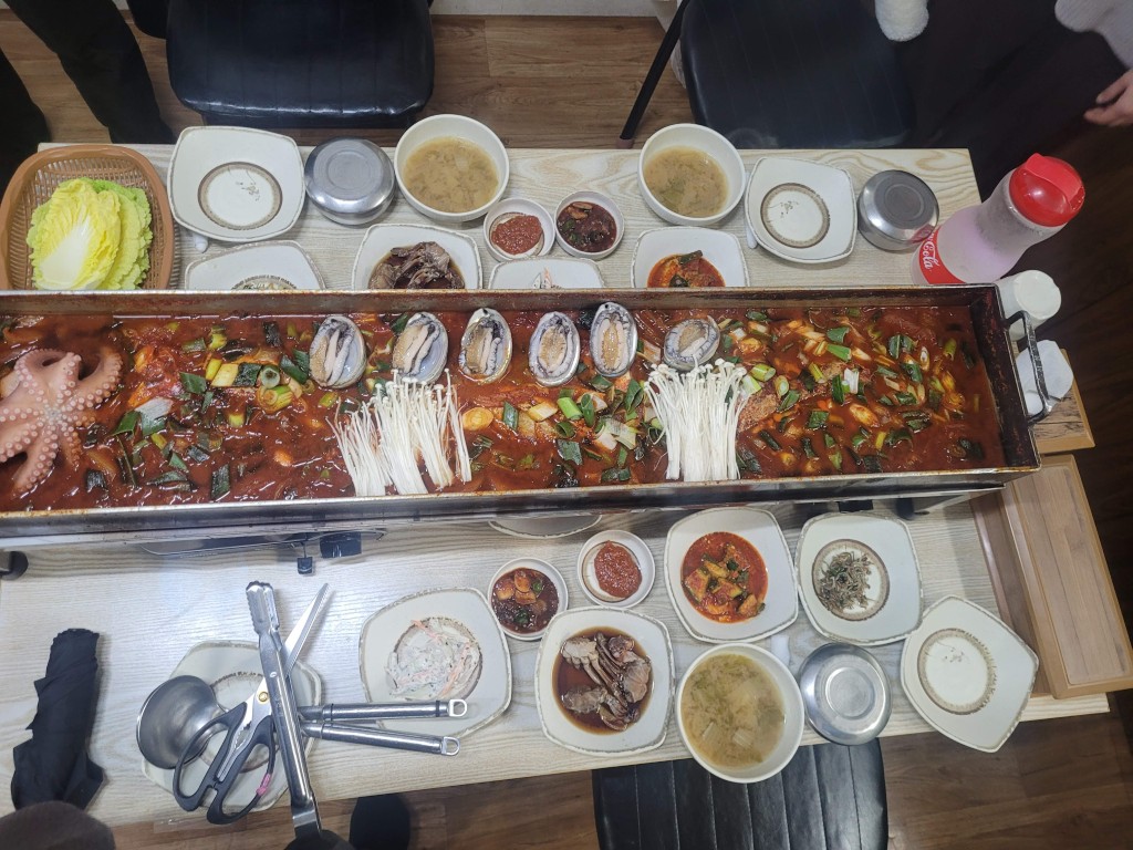 문어 전복 버섯 해물전골, 다양한 반찬 가득한 식탁