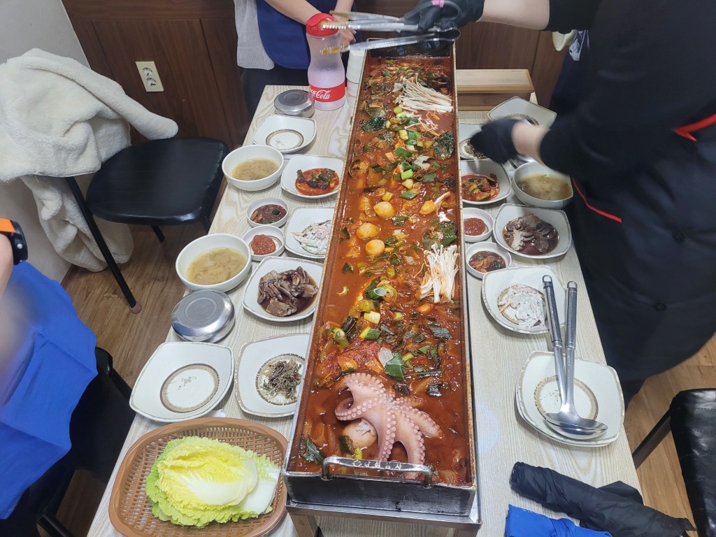 긴 해산물 문어 매운탕, 풍성한 한국식 반찬