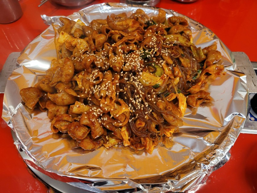 매콤한 양념 곱창 당면 볶음, 푸짐한 양, 깨 토핑
