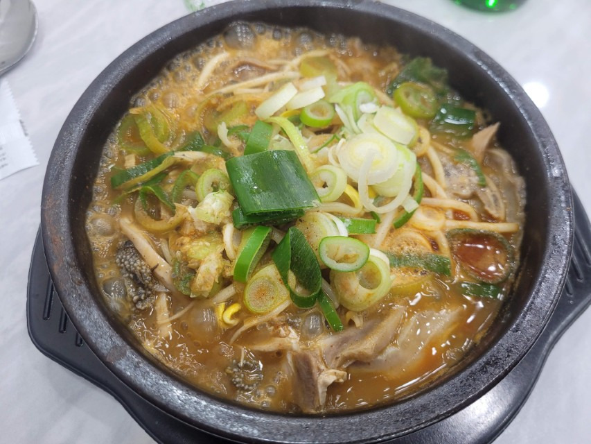 뜨겁게 보글거리는 뚝배기 얼큰한 곱창전골, 푸짐한 대파 콩나물
