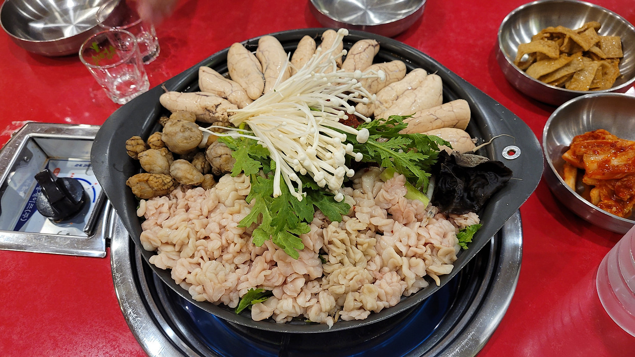 한국 알 고니 전골 재료, 팽이버섯 미나리 곁들임, 붉은 식탁