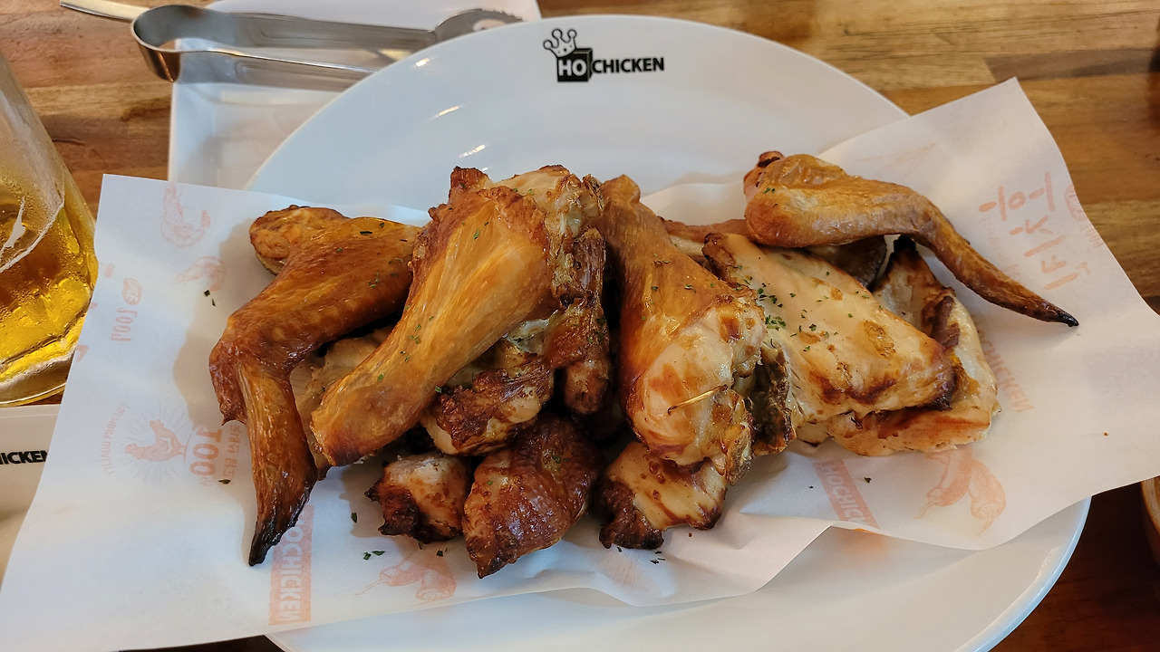 호치킨 황금빛 로스트 치킨, 허브 가루 뿌린 맥주와 함께.