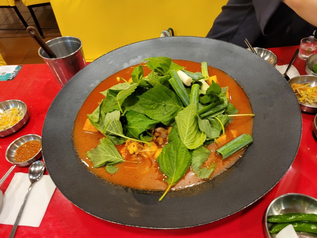 검은 냄비 얼큰한 닭볶음탕, 신선한 깻잎과 파 듬뿍