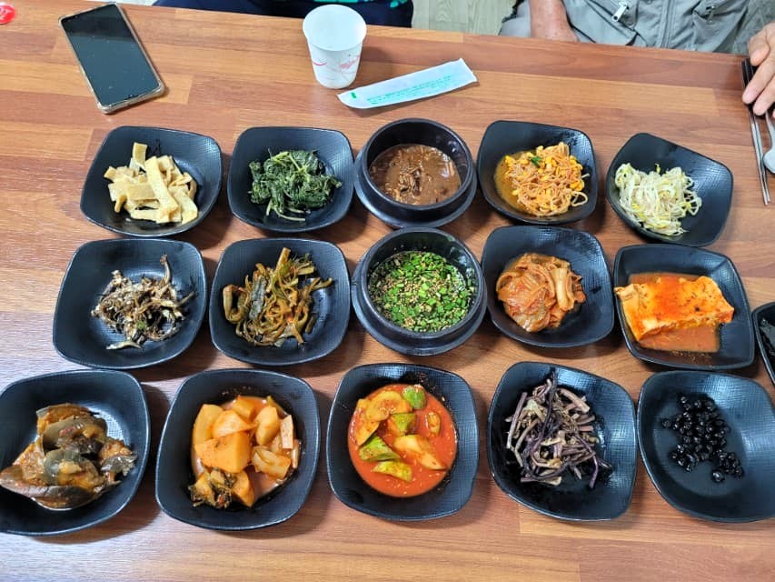 다채로운 한식 반찬 가득, 나무 식탁 풍성한 한상차림
