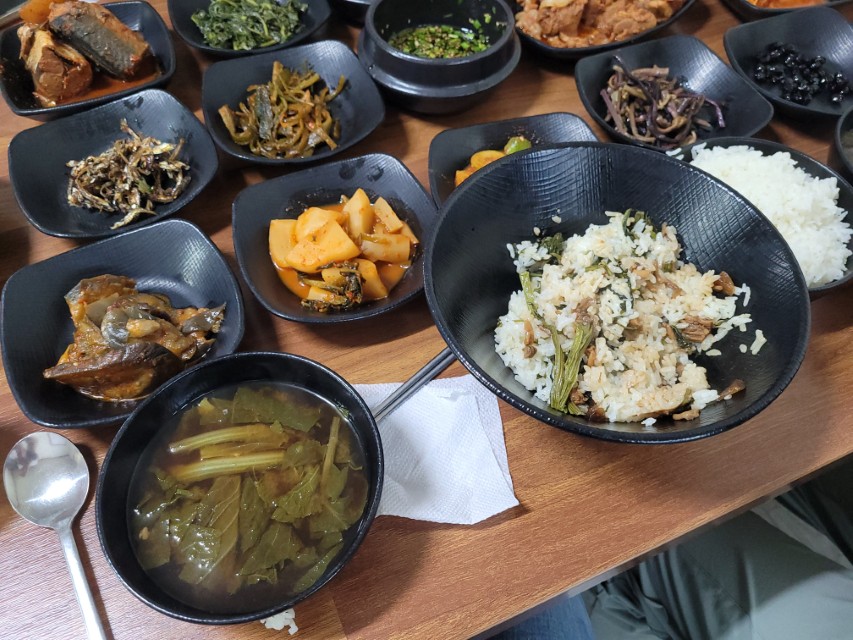 정갈한 한식 백반, 다양한 반찬과 국, 밥상