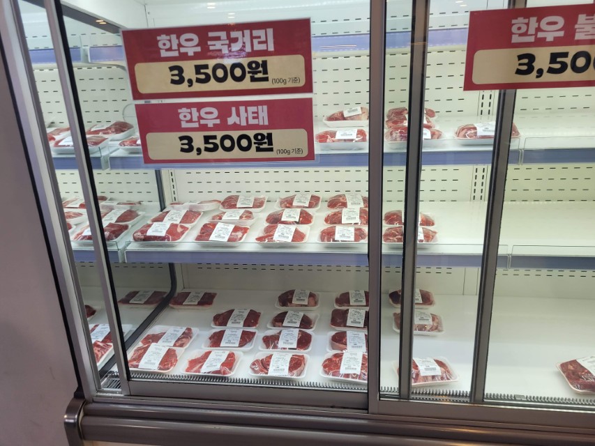 냉장 진열대 한우 국거리 사태 포장육, 3,500원 가격표