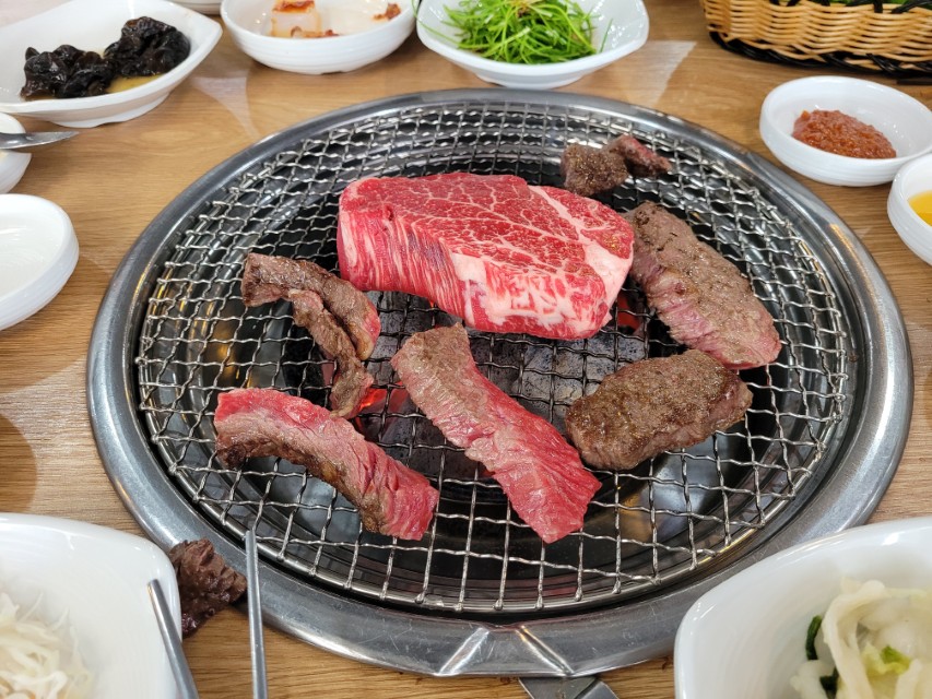 숯불 위 마블링 소고기 구이, 다양한 밑반찬 곁들임