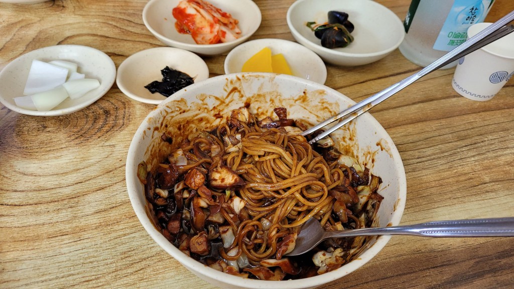 짜장면, 김치, 단무지, 양파, 소주, 젓가락 놓인 식탁