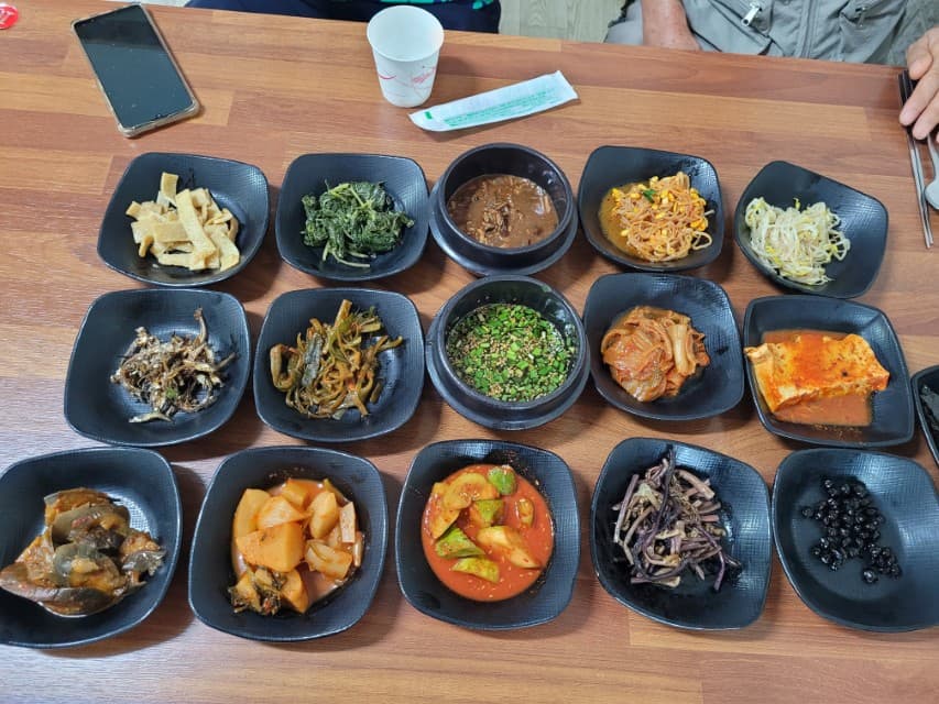 다양한 한국 반찬, 흑색 그릇, 뚝배기, 원목 식탁