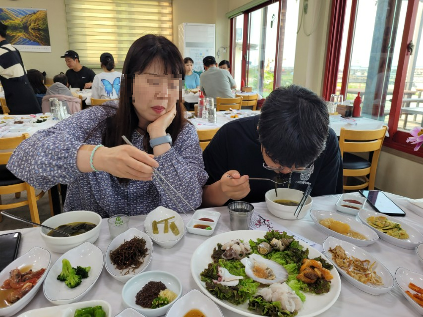 신선한 해산물 모듬과 여러 반찬, 식당 식사
