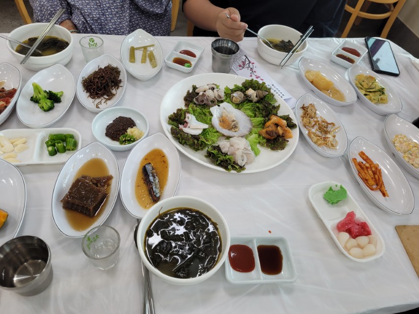신선 해산물 모듬, 다양한 반찬, 풍성한 한식 상차림