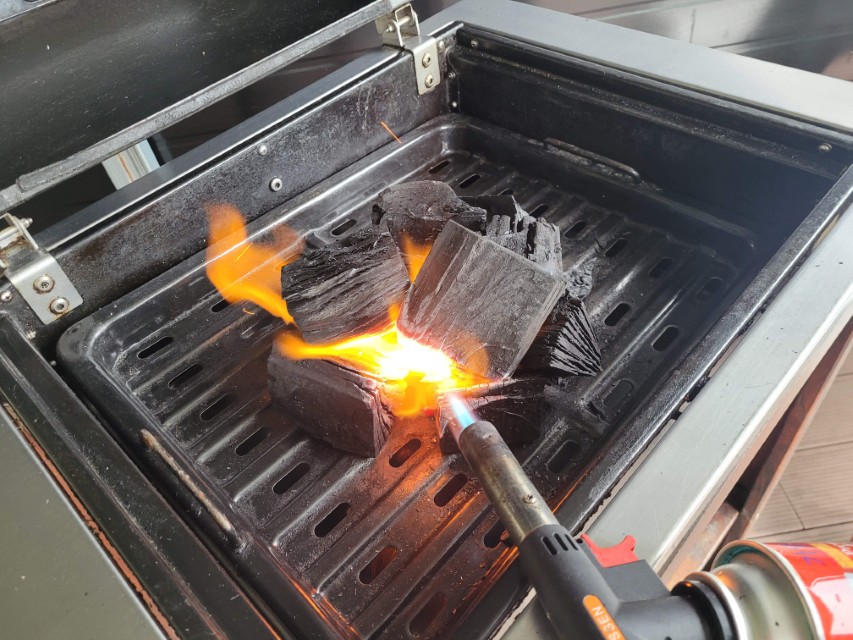 바베큐 그릴 안 숯, 토치 불꽃으로 점화