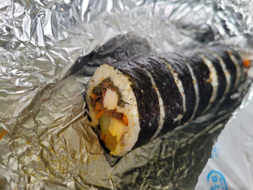 호일 포장 갓 썰린 김밥, 밥과 다양한 속재료 가득
