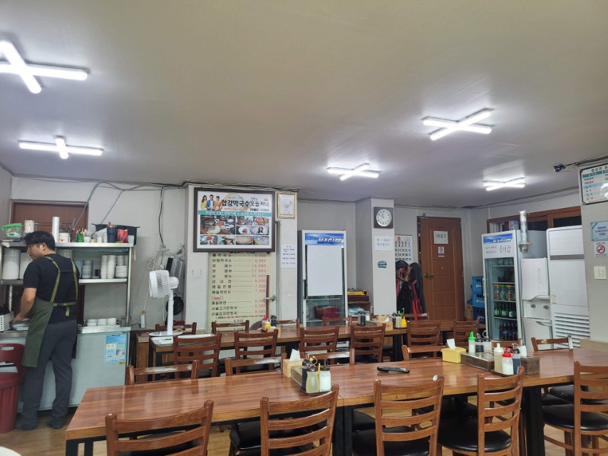 한식당 내부, 나무 테이블 의자, 서비스 카운터, 메뉴판