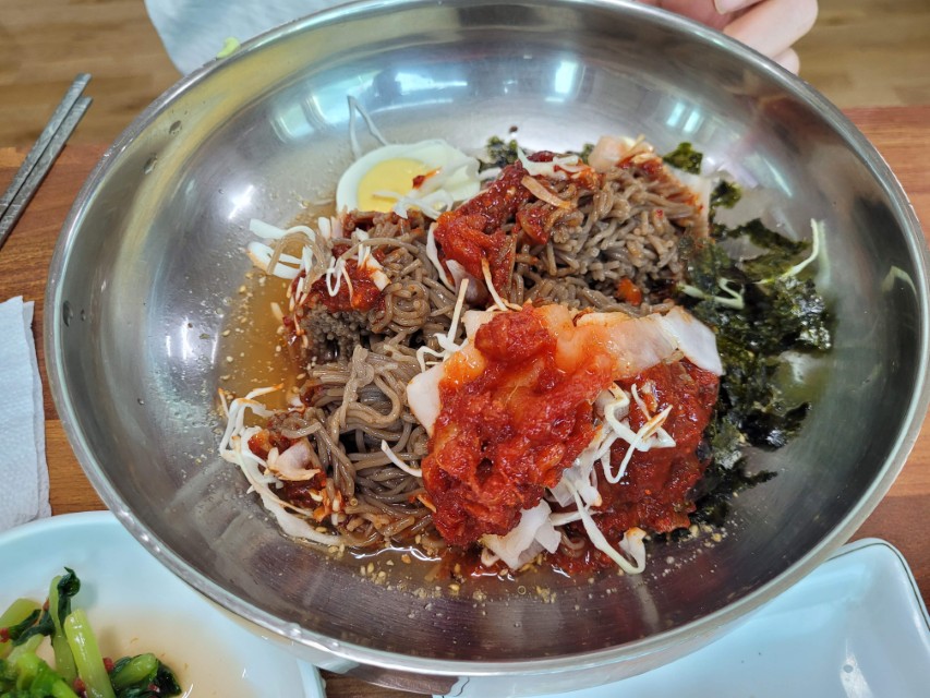 스텐 그릇 매콤 비빔막국수, 삶은 계란, 김가루, 양배추