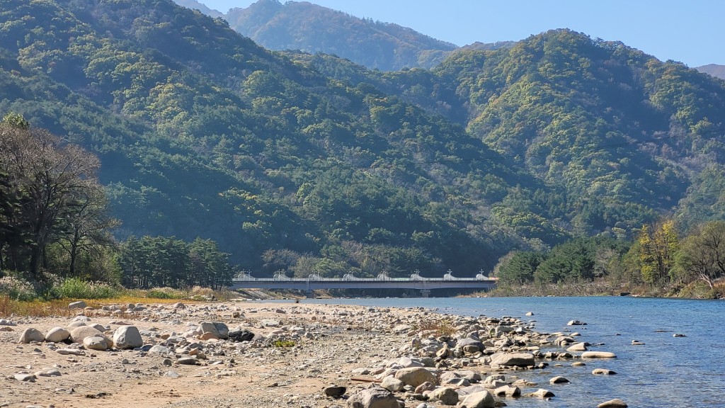 가을 숲 산, 푸른 강, 자갈 강변, 흰색 다리