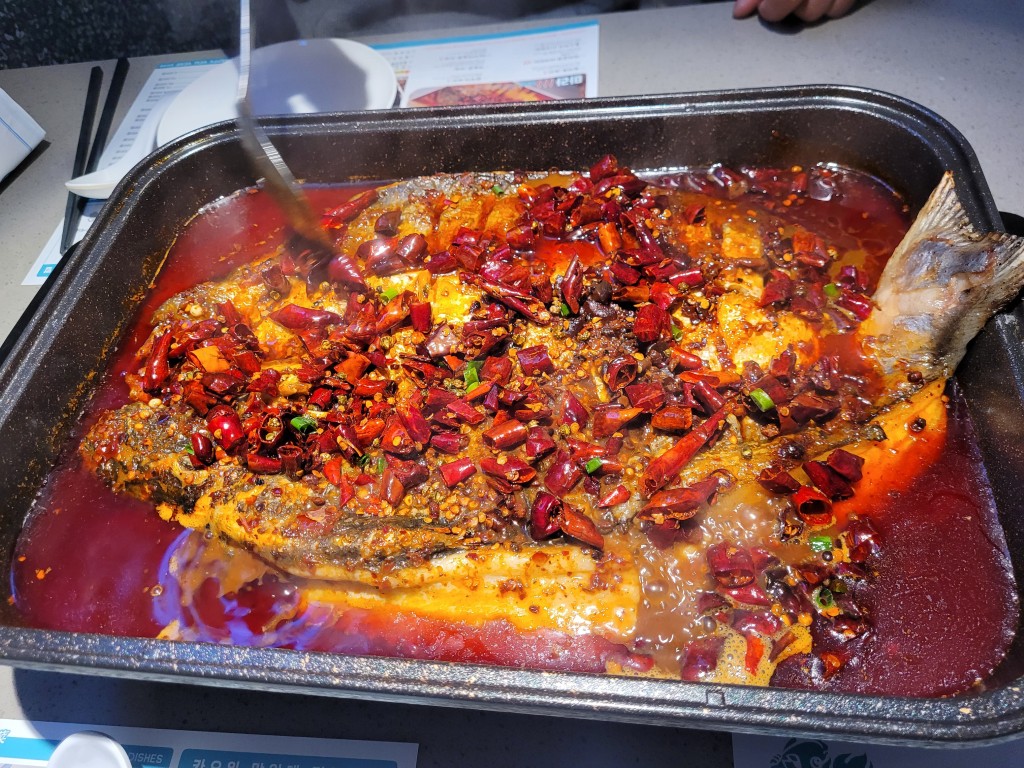 사천식 매운 고추 소스 통 생선 전골 요리