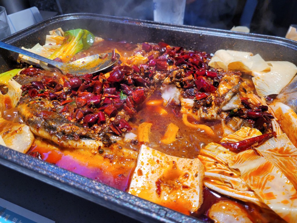 매운 고추, 생선, 채소 끓는 전골 중국 요리
