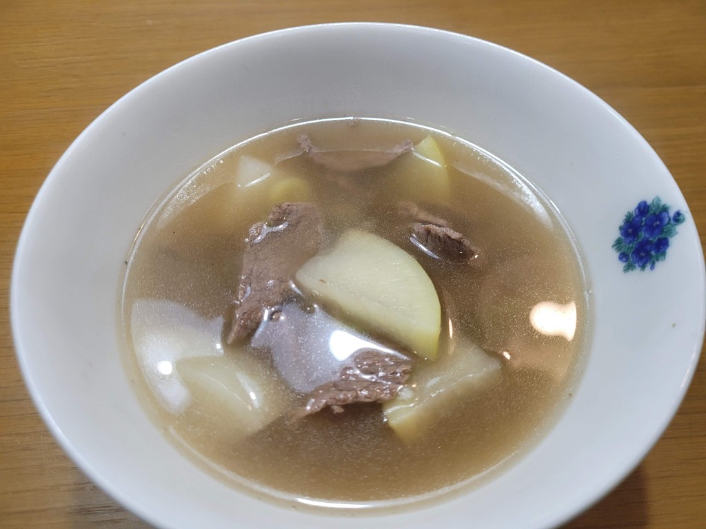 따뜻한 소고기 무국 맑은 국물, 흰 대접 파란 꽃