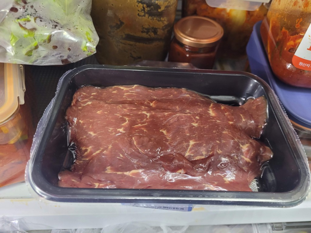 신선한 진공 포장 소고기 마블링 스테이크, 검은 트레이
