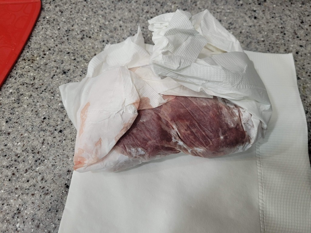냉동 생고기 핏물 묻은 키친타월 싸인 점박이 조리대