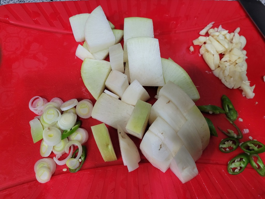 빨간 도마 썰린 무, 다진 마늘, 송송 썬 파, 고추