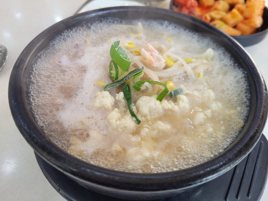 뚝배기 속 보글거리는 콩나물 순두부국, 새우, 파 고명