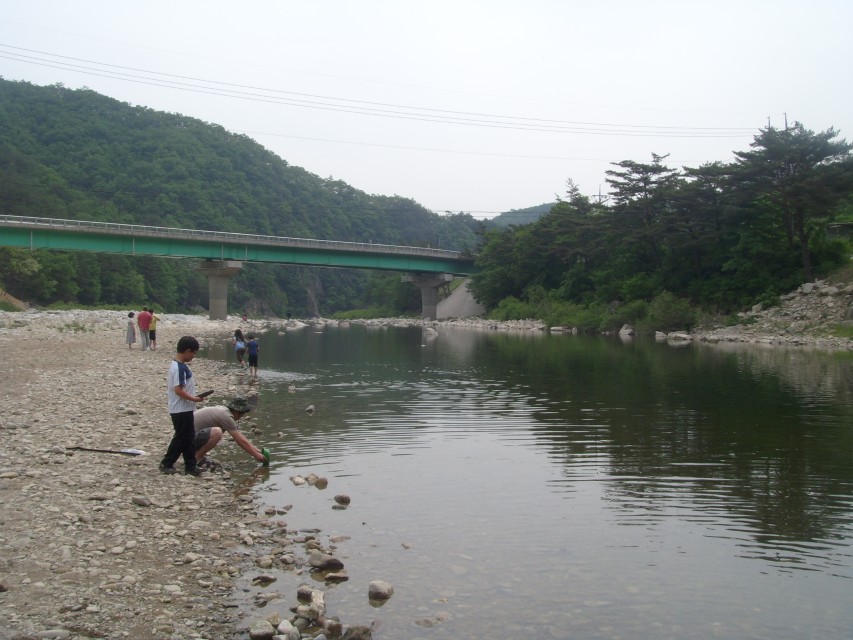 강가 아이들 물놀이, 푸른 다리, 녹음 우거진 산.