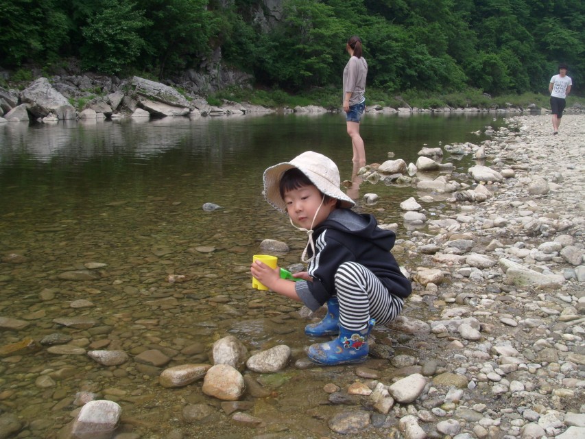 밀짚모자 줄무늬 바지 파란 장화 노랑컵 강물에서 놀기