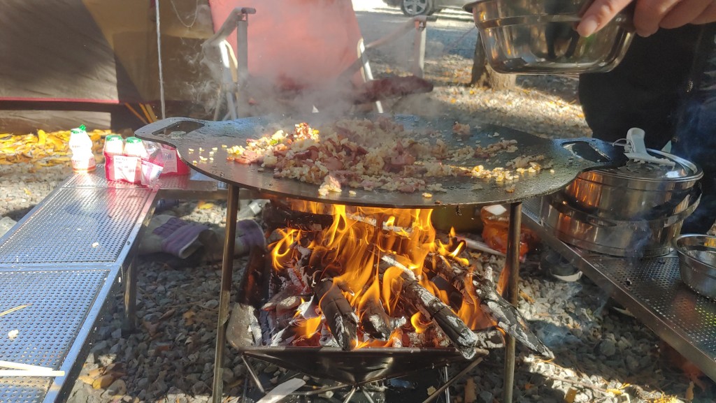 야외 캠핑 장작불 위 대형 불판 베이컨 볶음밥 조리