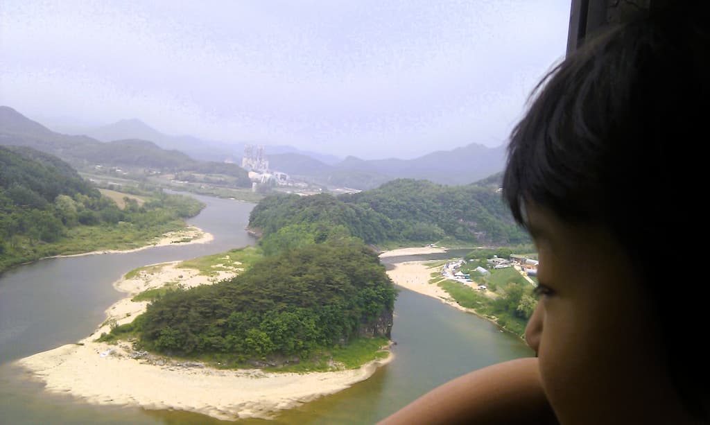 굽이치는 강, 모래톱, 푸른 산 풍경 바라보는 시선.