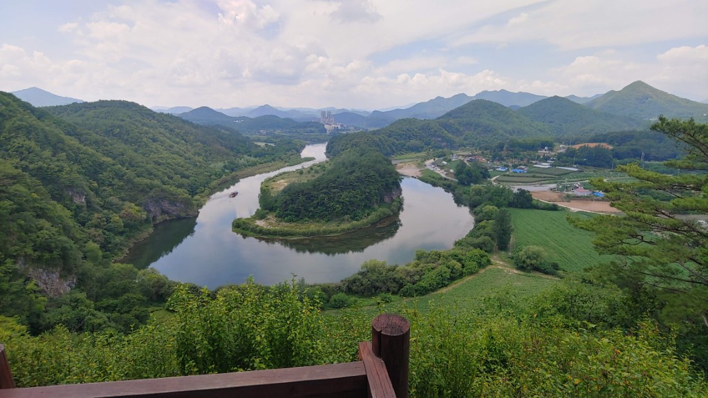 한반도 지형 강, 숲 덮인 산, 시골 마을 전경