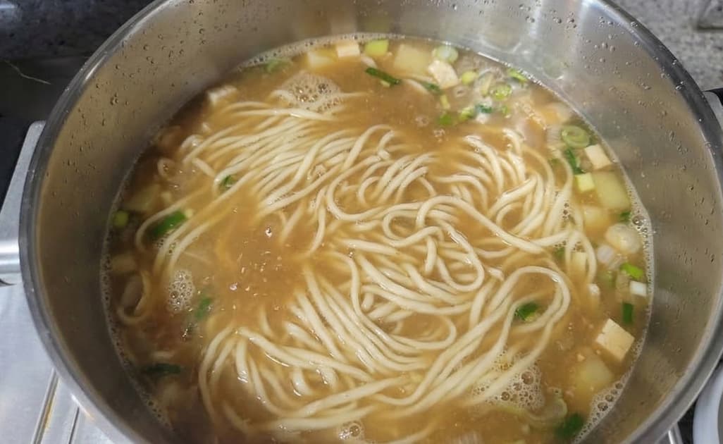 냄비 속 끓는 면 국물 요리, 파와 네모난 건더기