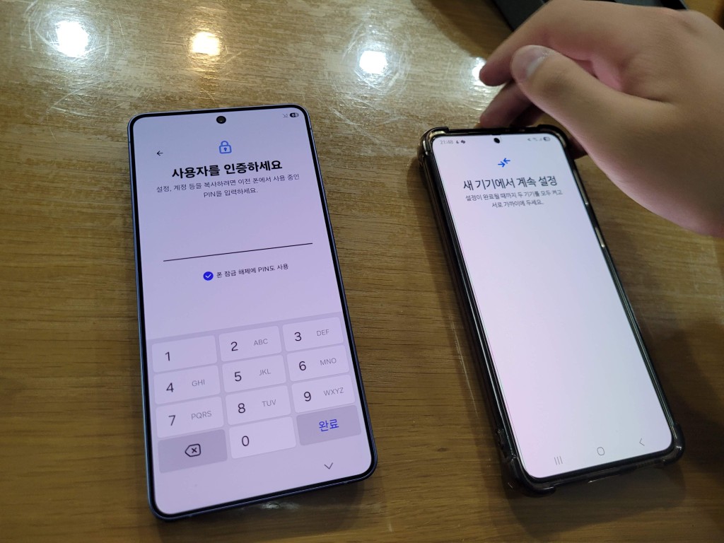 두 스마트폰, PIN 입력 및 새 기기 데이터 전송 설정.
