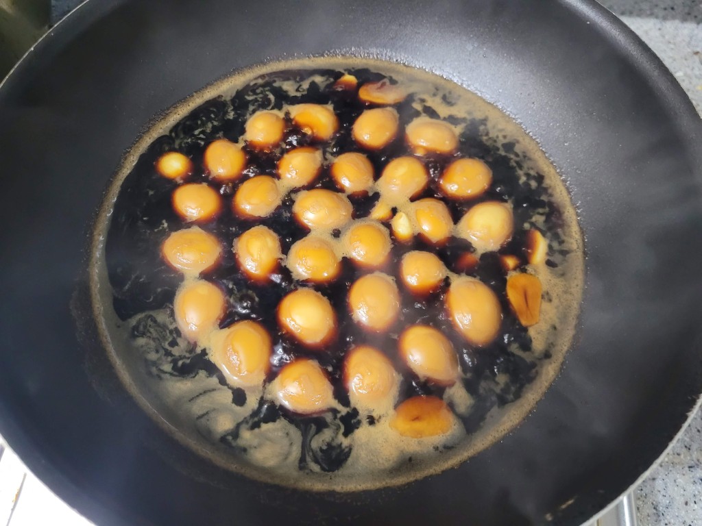 냄비 안 끓는 간장 양념 메추리알 마늘 조림 요리