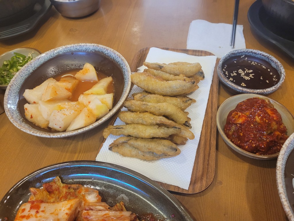 빙어 튀김, 깍두기, 배추김치, 여러 한식 반찬