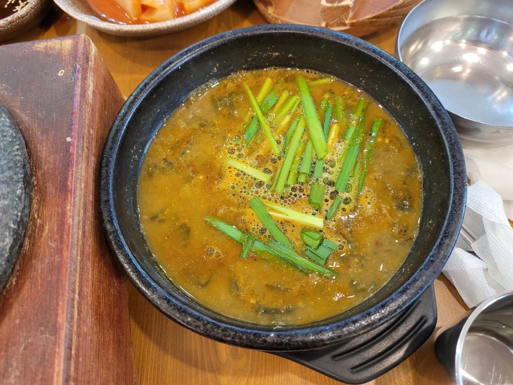 돌솥에 담긴 뜨거운 국밥, 파 고명, 구수한 한식