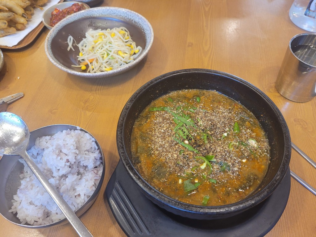 돌솥 어탕, 들깨가루, 잡곡밥, 콩나물 반찬, 한식