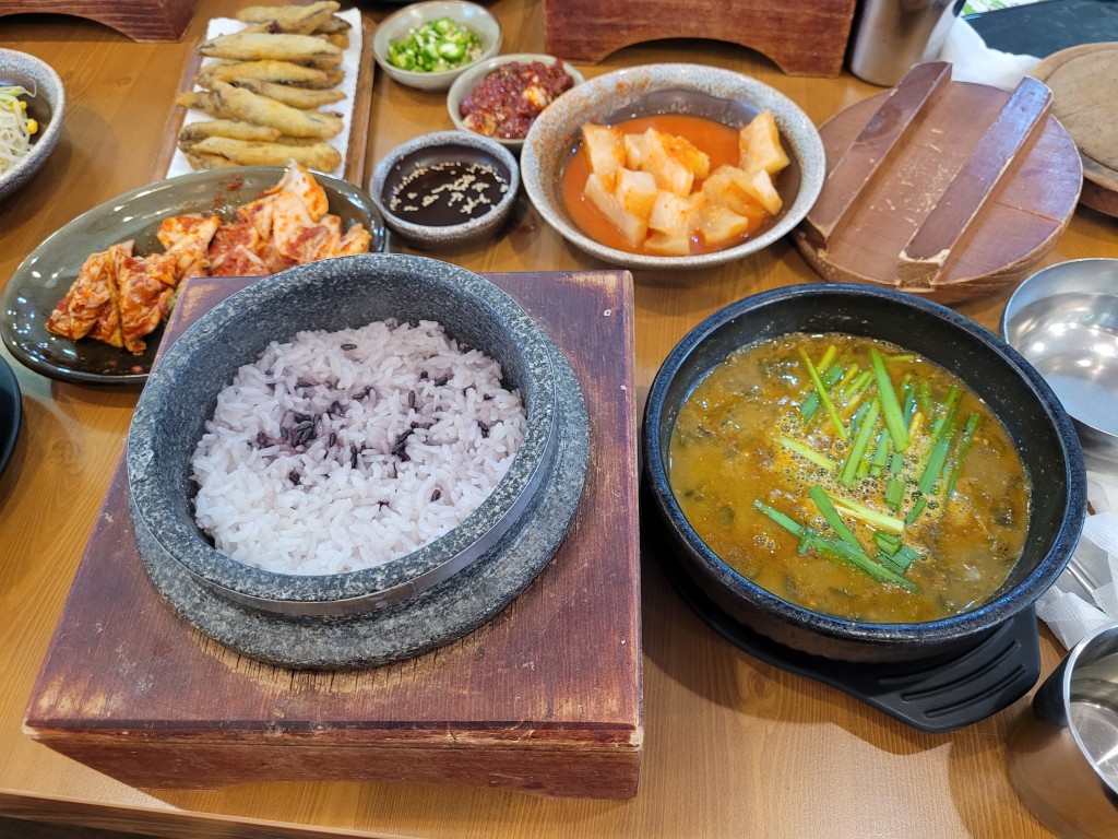 돌솥밥, 뜨거운 국밥, 신선한 반찬으로 구성된 한식 정찬